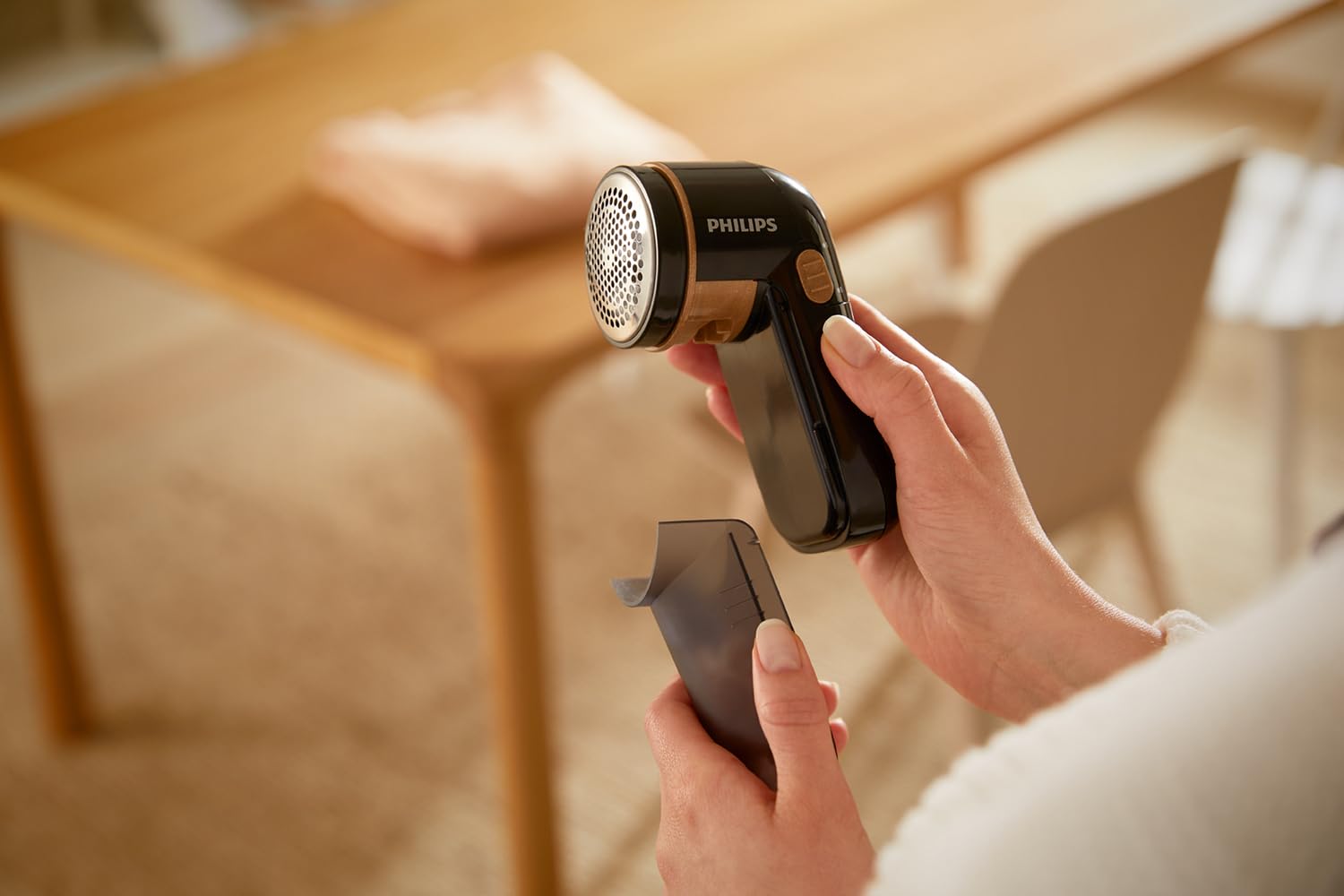 Philips Rimuovi Peli Tessuti – 8800 RPM, ampia lama, 3 dimensioni fori, sicuro su tutti i tessuti, contenitore facile da pulire, 2 batterie AA, design compatto (GC026/80)